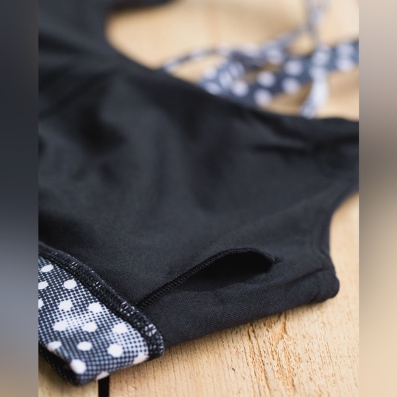 Lululemon Sports Bra; Size 6 - Picture 6 of 10